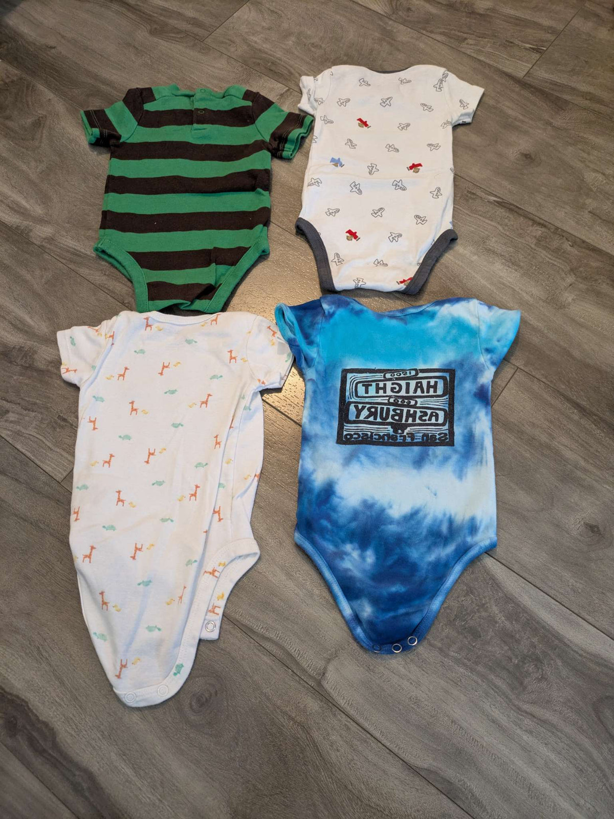 4 short sleeve onesies, Kids 6 Month (3-6M)