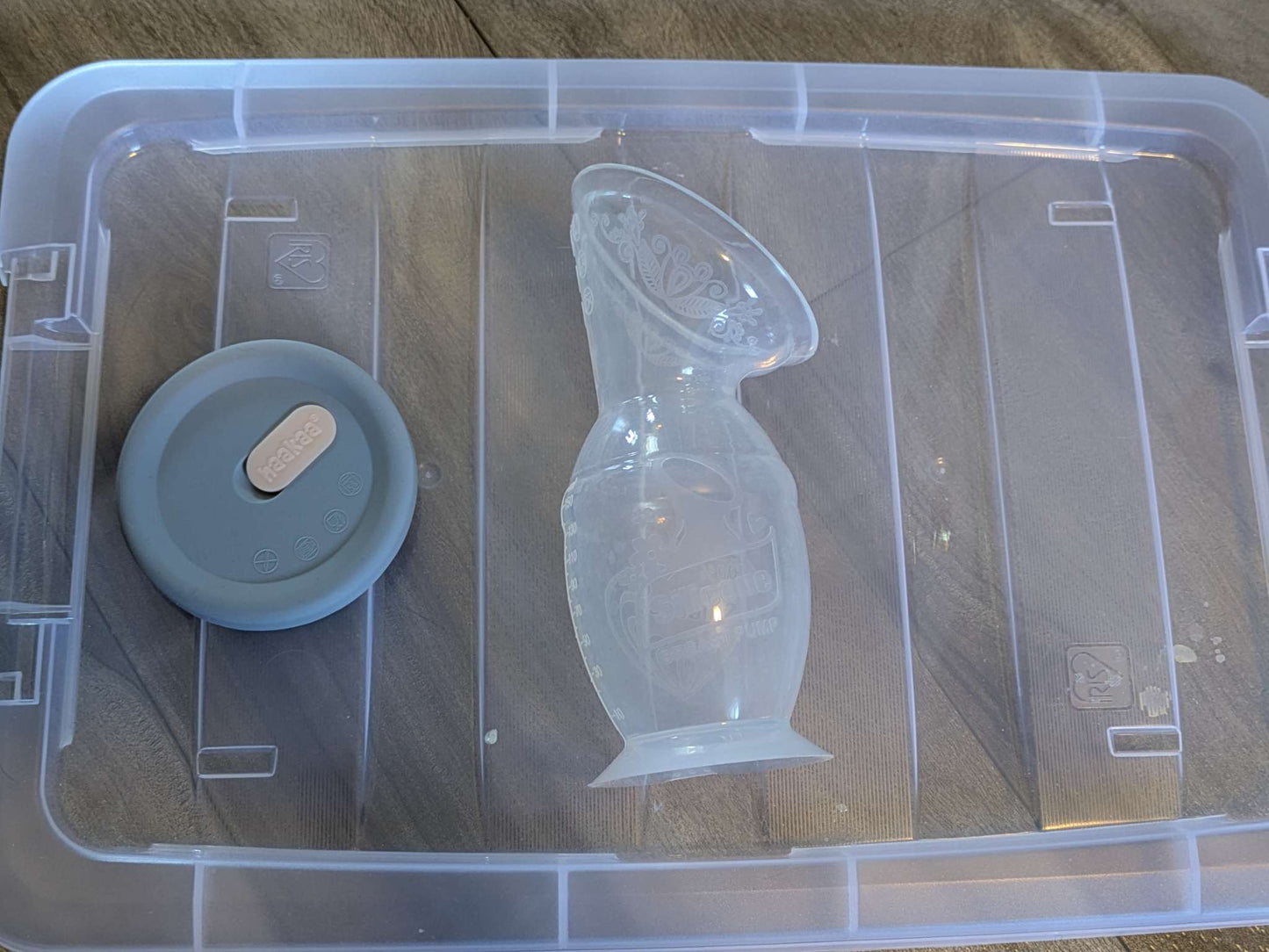 Haakaa silicone breast pump with lid