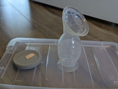 Haakaa silicone breast pump with lid