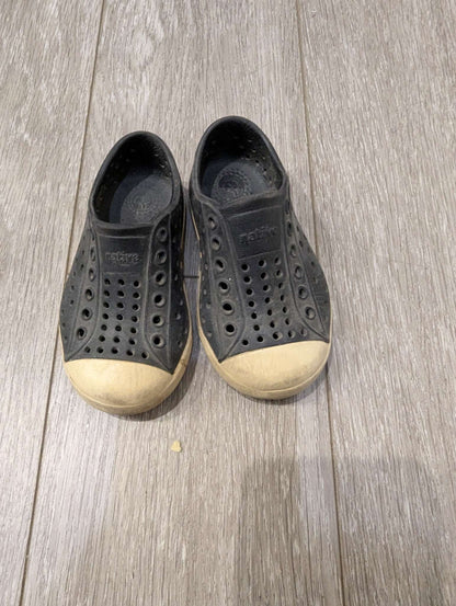 Natives size 6 water shoes , Shoes 6 (Walkers:12-24 mth)