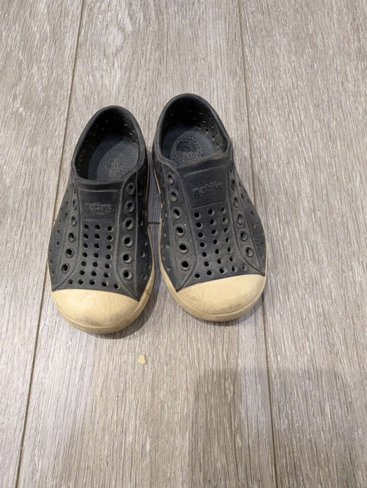 Natives size 6 water shoes , Shoes 6 (Walkers:12-24 mth)