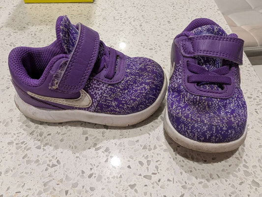 Nikes size 5 , Shoes 5 (Walkers:12-24 mth)