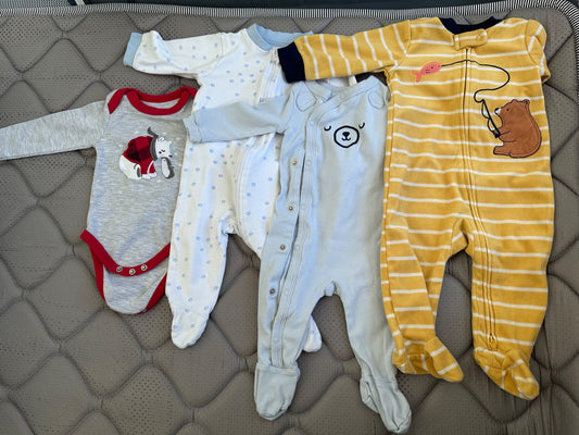 Bundle of 4 items, one long sleeve onesie, 2 long sleeve footed sleepers, one fleece long sleeve footed sleeper, size 3-6 months, Kids 6 Month (3-6M)