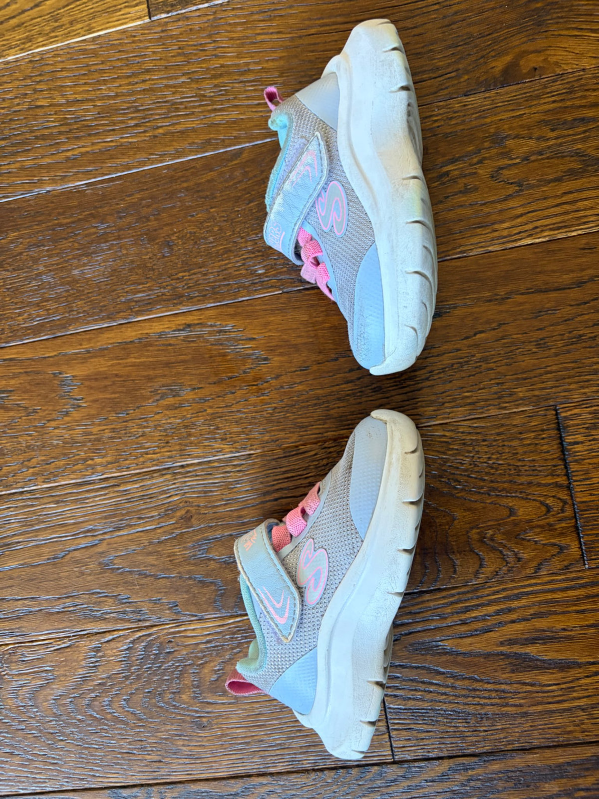 Girls Skechers size 5T, Shoes 5 (Walkers:12-24 mth)