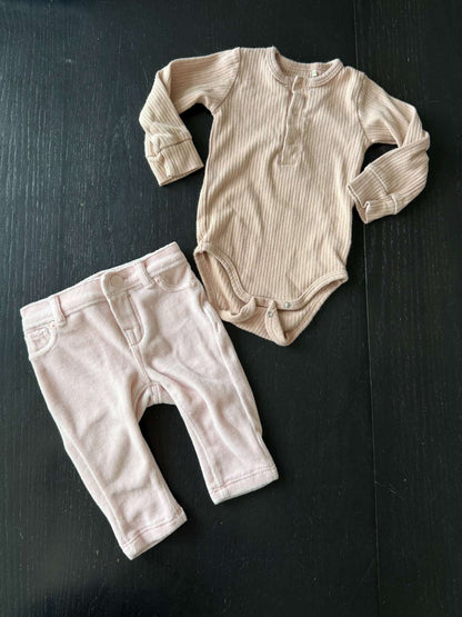 3-6M Girl Outfit – The Littlest Ribbed Onesie & Baby Gap Velour Pants (299), Kids 6 Month (3-6M)