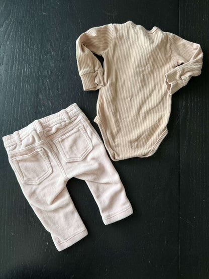 3-6M Girl Outfit – The Littlest Ribbed Onesie & Baby Gap Velour Pants (299), Kids 6 Month (3-6M)