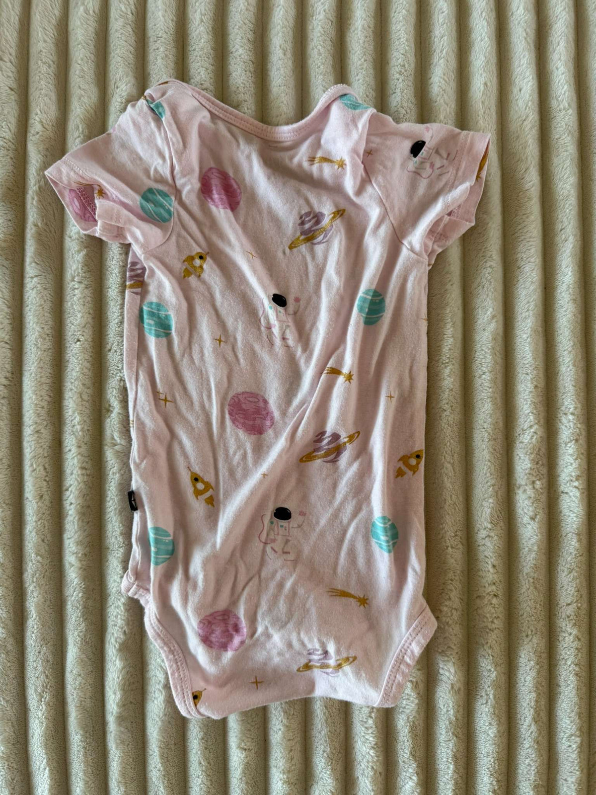Kyte Baby Bamboo Short Sleeve Bodysuit - Pink Space, 6-12M (340), Kids 12 Month (9-12M)