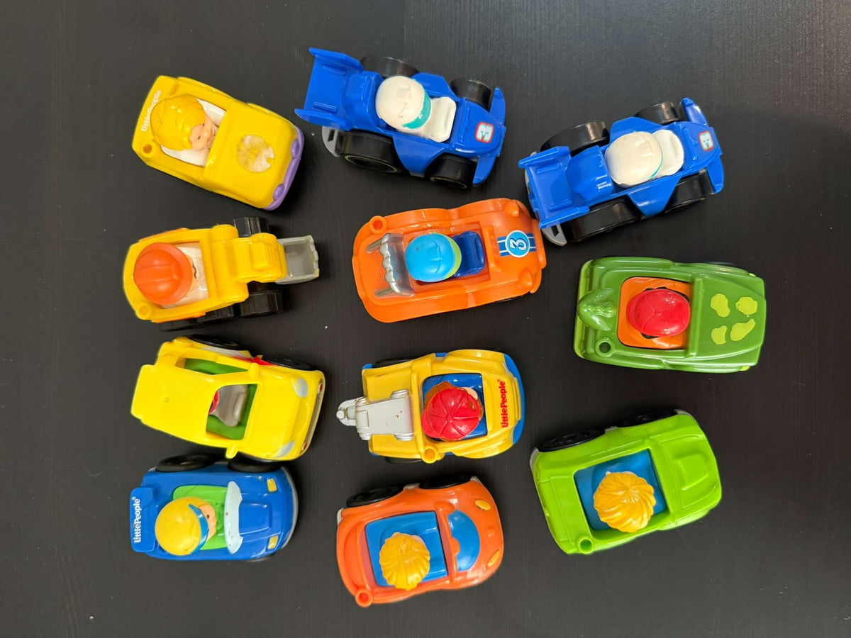 Fisher-Price Little People Helpful Neighbor's Garage with 11 Wheelie Vehicles
