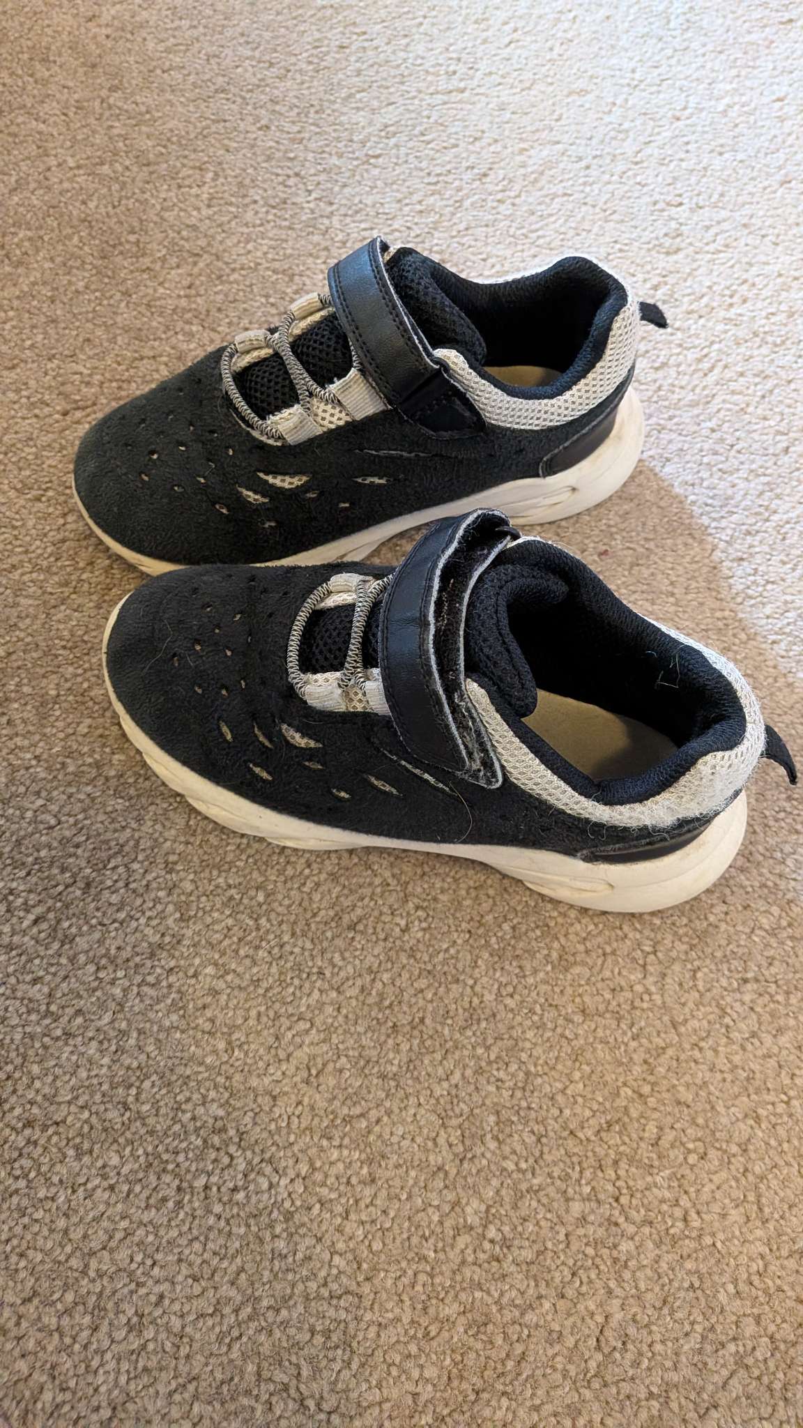 Joe fresh size 11 running shoes, Shoes 11 (Toddler:2-4yr)
