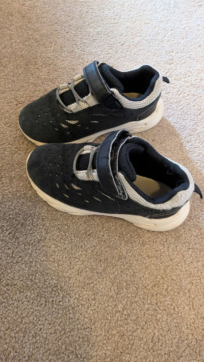 Joe fresh size 11 running shoes, Shoes 11 (Toddler:2-4yr)