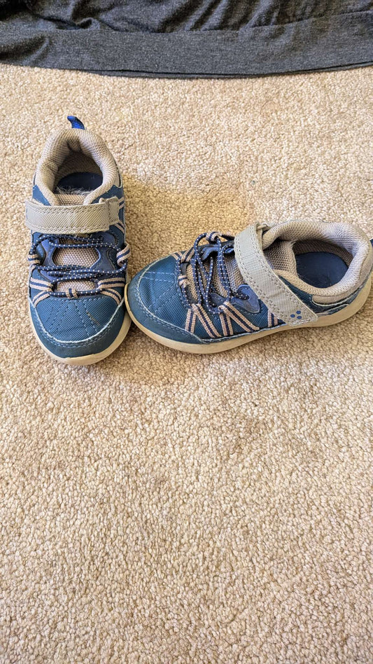 Joe Fresh size 9 running shoes, Shoes 9 (Toddler:2-4yr)