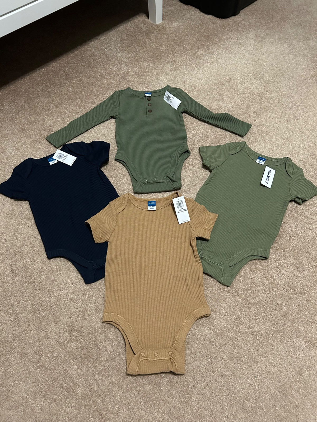 6-12 month onesies x4 -NEW, Kids 9 Month (6-9M)