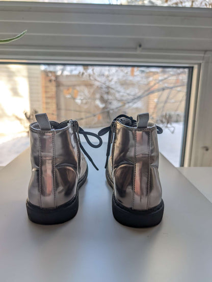 Girl's Lug Sole Boots - champagne metallic, Kids Size 9, Shoes 9 (Toddler:2-4yr)