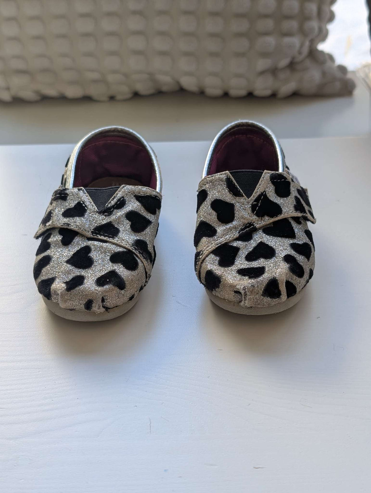 TOMS Toddler Size 6.5 Silver Gold Glitter Heart Slip-On Shoes, Shoes 6.5 (Walkers:12-24 mth)