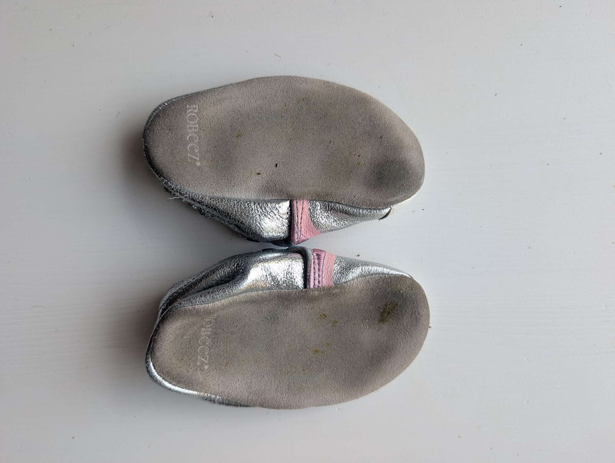 Robeez Silver Metallic Rainbow Soft Sole Baby Shoes 12-18M, Shoes 4.5 (Walkers:12-24 mth)
