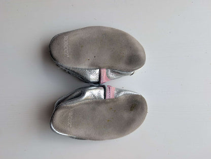 Robeez Silver Metallic Rainbow Soft Sole Baby Shoes 12-18M, Shoes 4.5 (Walkers:12-24 mth)