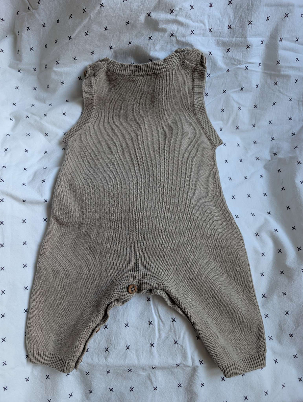 Theo and Spence Tan knit baby Romper, wooden buttons 0-3M, Kids 3 Month (0-3M)