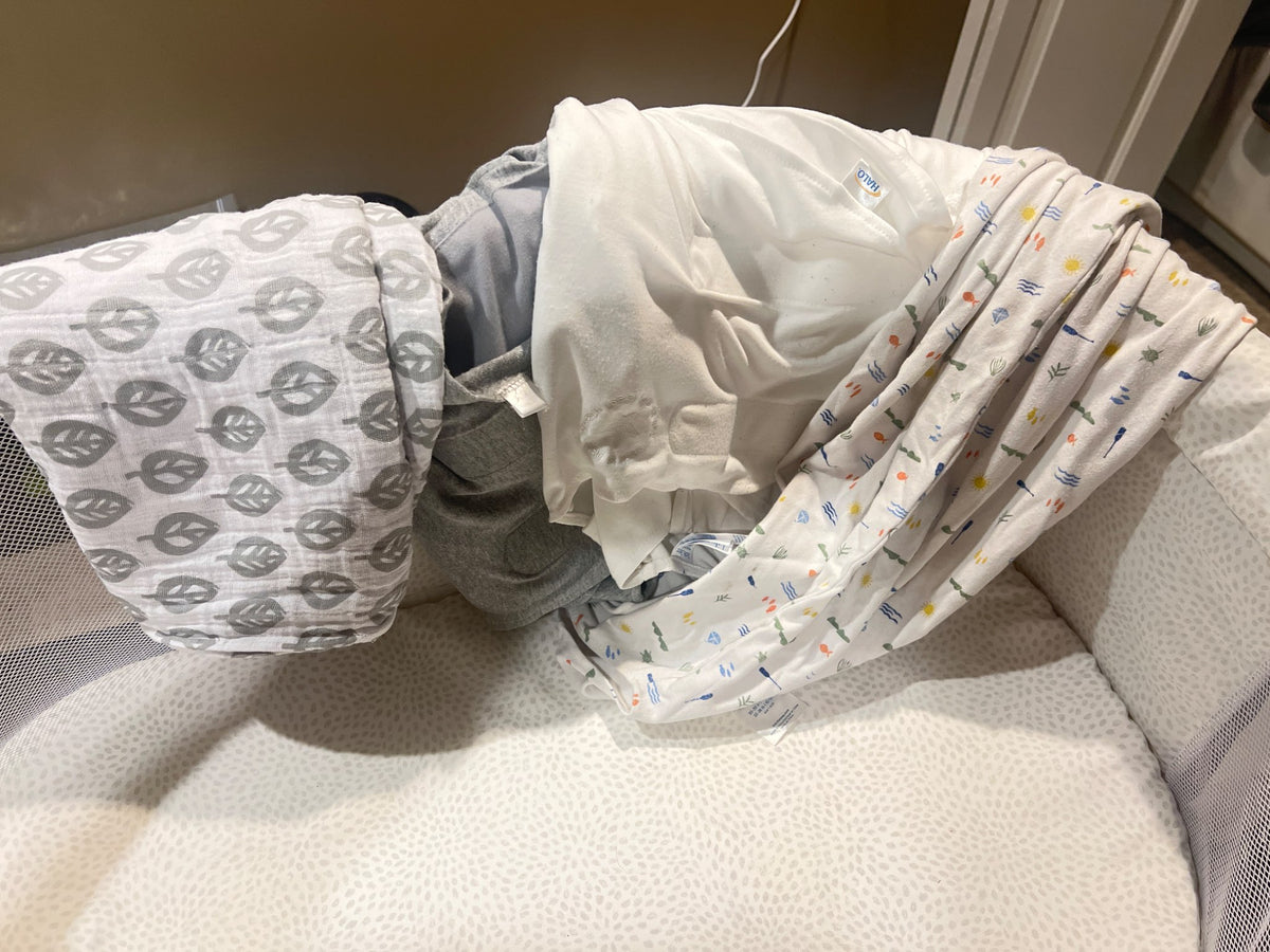 Halo swivel bassinet with sleep sacks and sheets