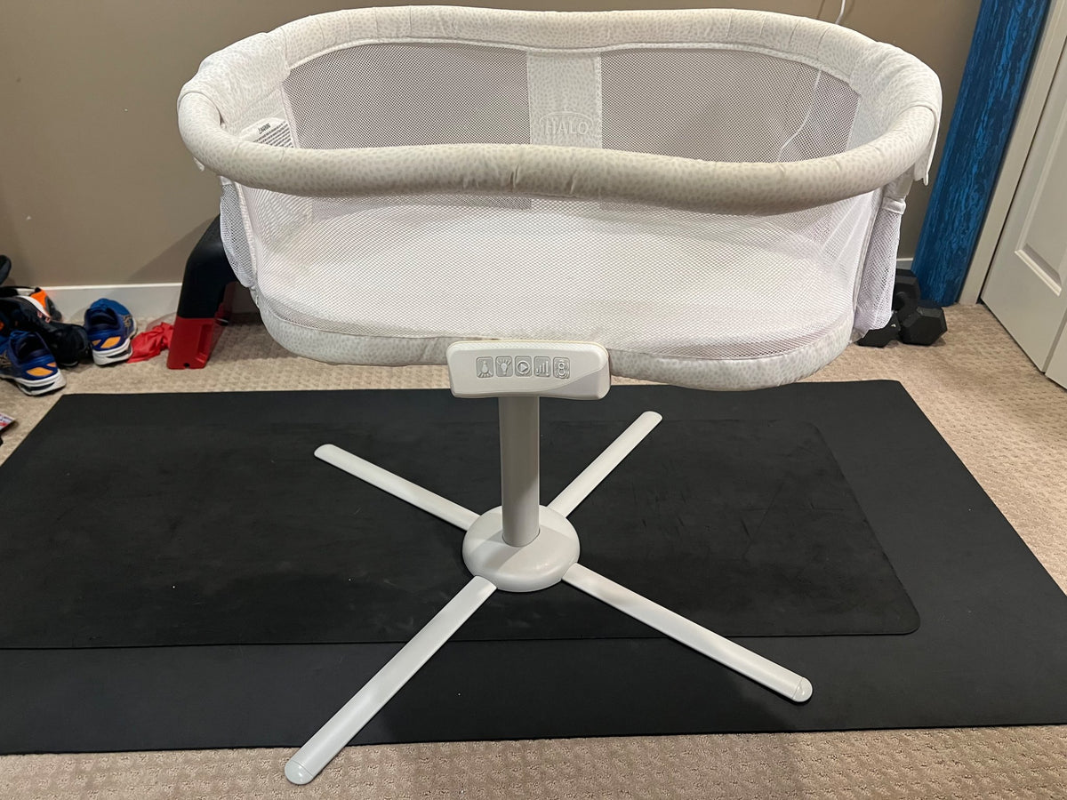 Halo swivel bassinet with sleep sacks and sheets