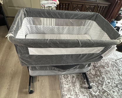 Baby Bassinet Bedside Sleeper with Wheels & Storage Basket
