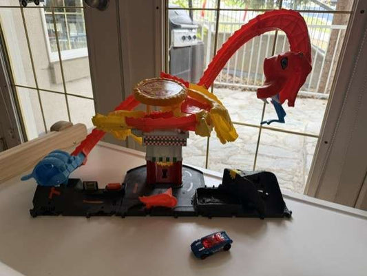 Hot Wheels City Pizza Slam Cobra Attack Playset (includes 1 toy car)