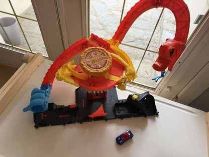 Hot Wheels City Pizza Slam Cobra Attack Playset (includes 1 toy car)