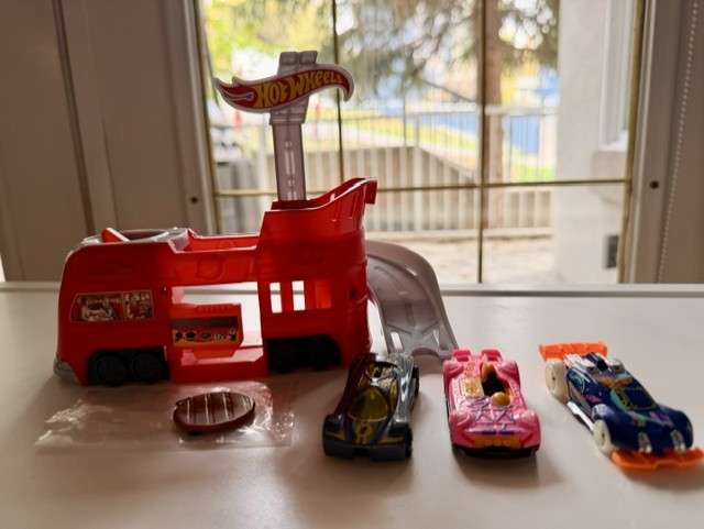 Hot Wheels Dine & Dash Playset (with 3 hot wheel cars)