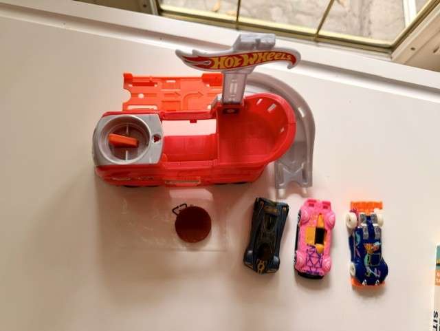 Hot Wheels Dine & Dash Playset (with 3 hot wheel cars)