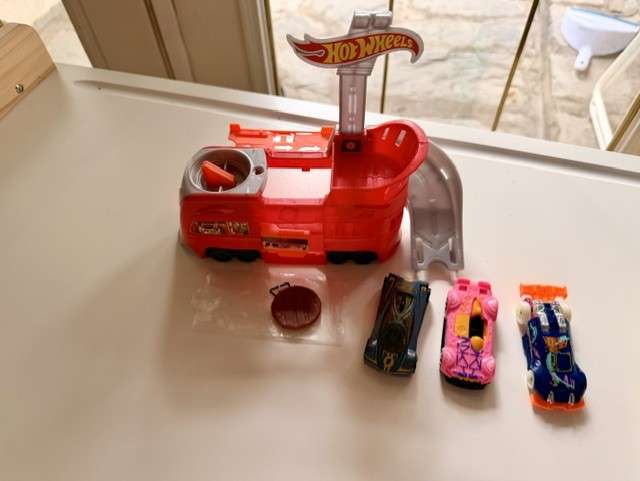 Hot Wheels Dine & Dash Playset (with 3 hot wheel cars)