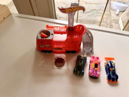 Hot Wheels Dine & Dash Playset (with 3 hot wheel cars)