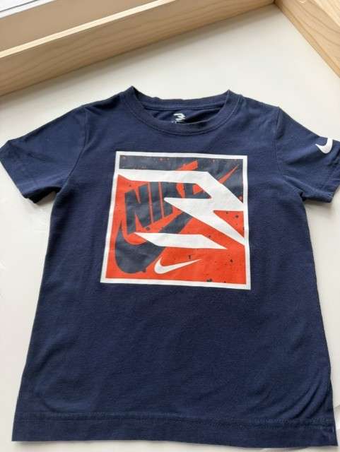 Nike short sleeve graphic boys shirt  ( 3 - 4 T), Kids 3T