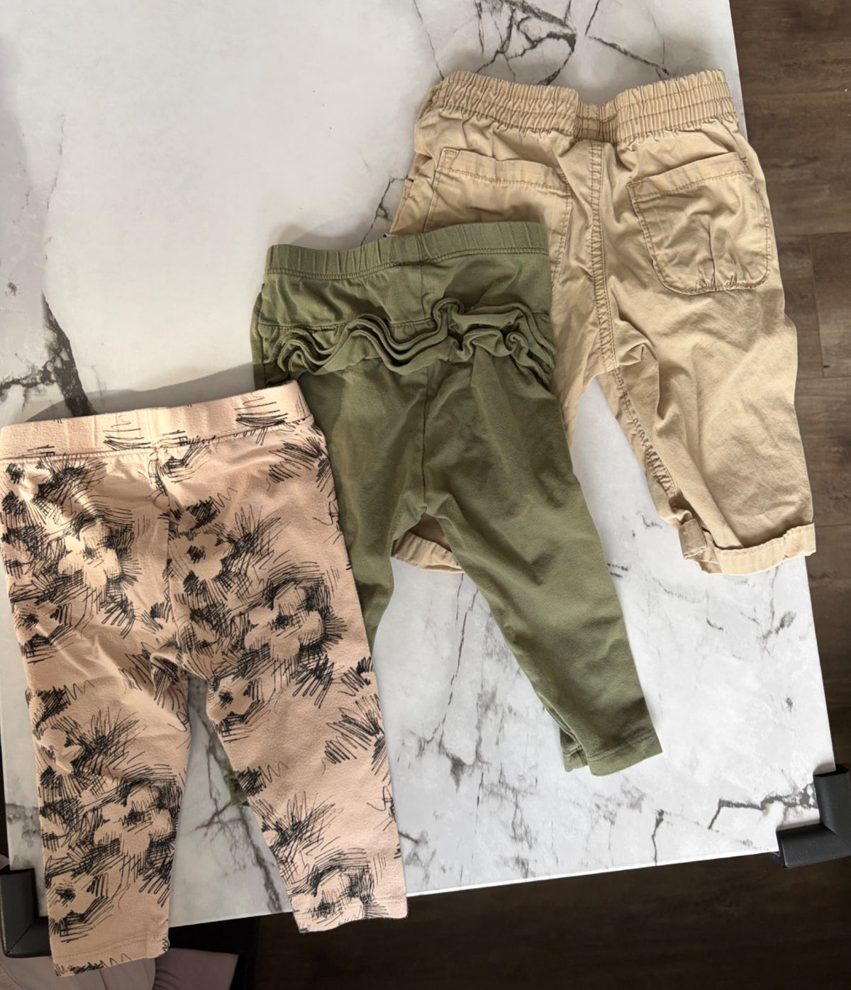 Pants Bundle- 2x leggings and kakhi’s, 18M, VGUC, Kids 18 Month (12-18M)