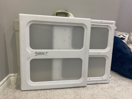 SAFETY 1ST Perfect Fit Safety Gate - White, 28" to 42"