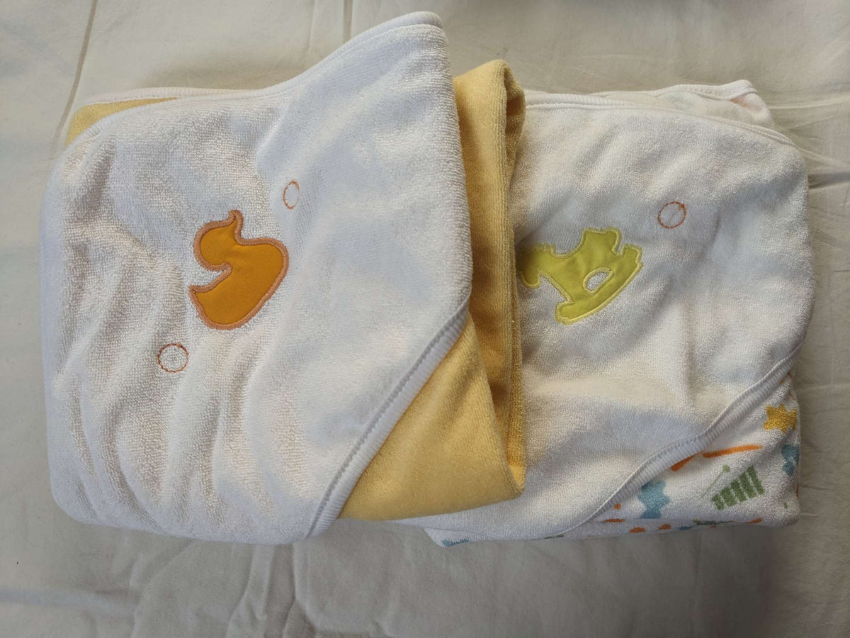 NWOT hooded bath towels
