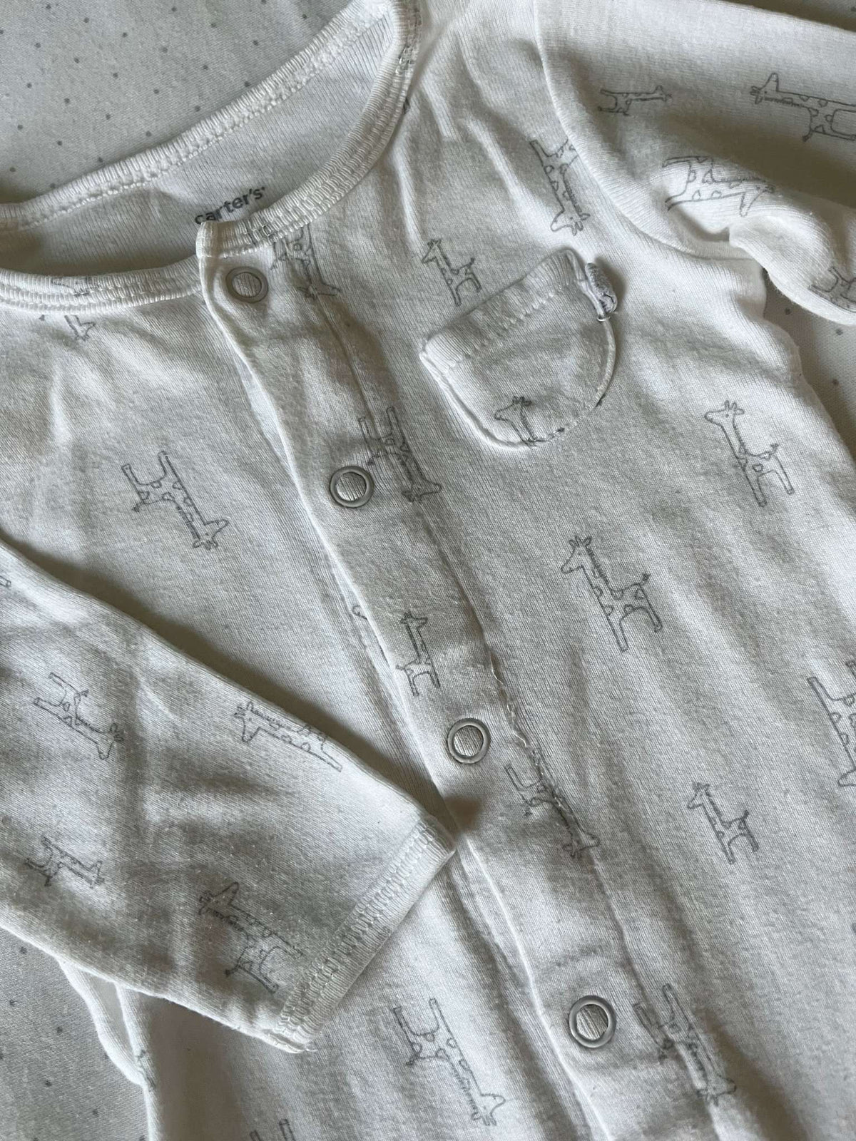 Carter's White Giraffe Onesie  - 9 months, Kids 9 Month (6-9M)