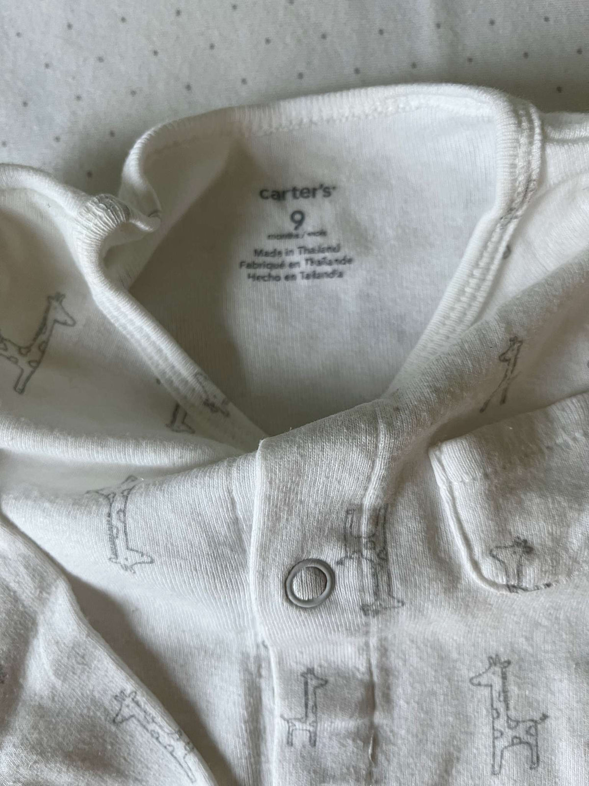 Carter's White Giraffe Onesie  - 9 months, Kids 9 Month (6-9M)