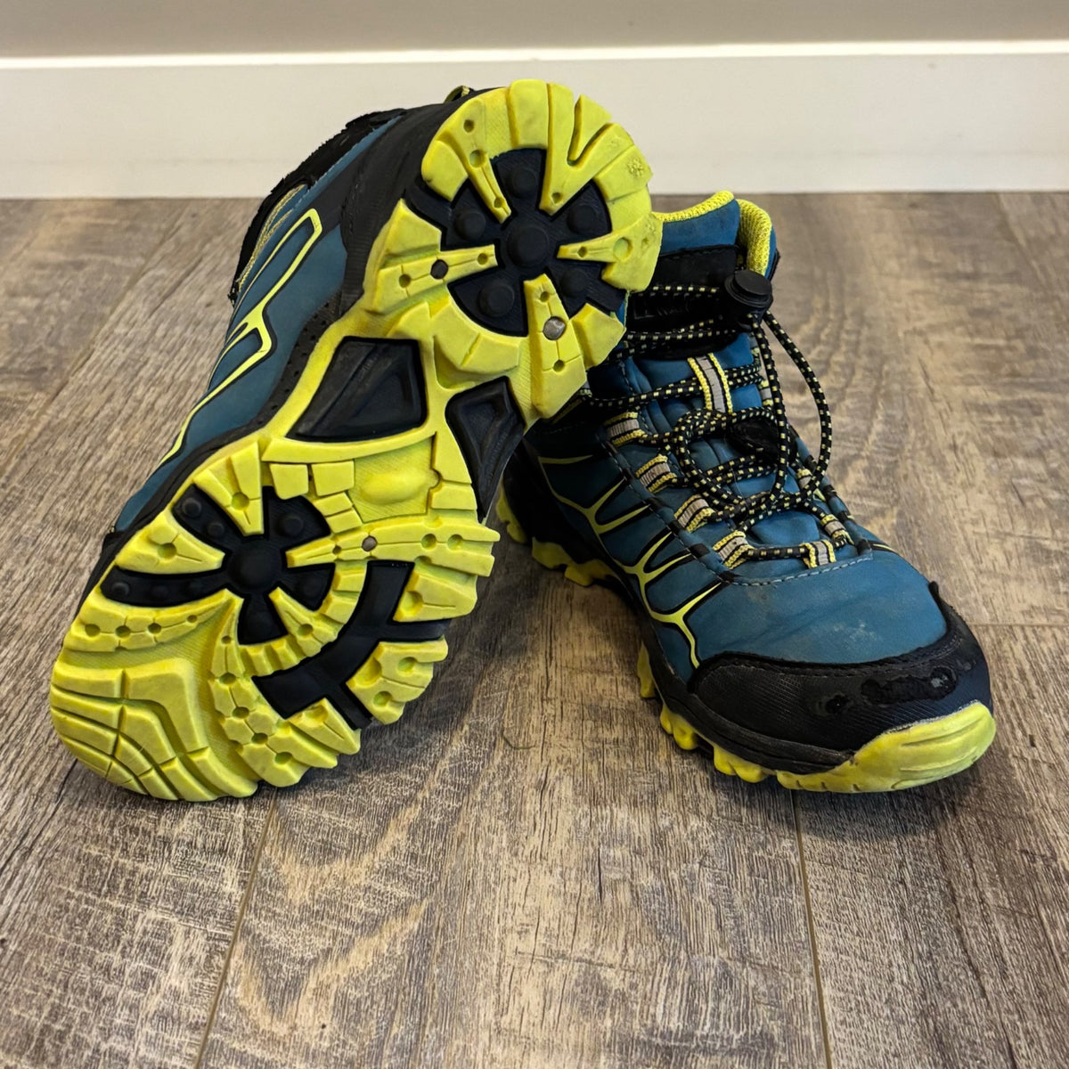 Youth Sz 1 Waterproof Insulated Hiking Boots, Shoes 1 (Kids:4-8yr)