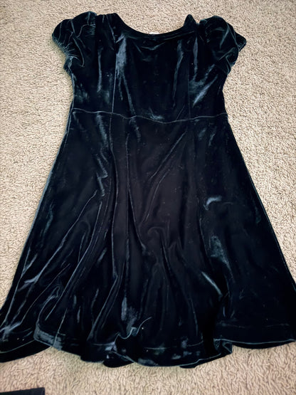 Soft velvet dress in a dark green. This size 12 , Kids 12