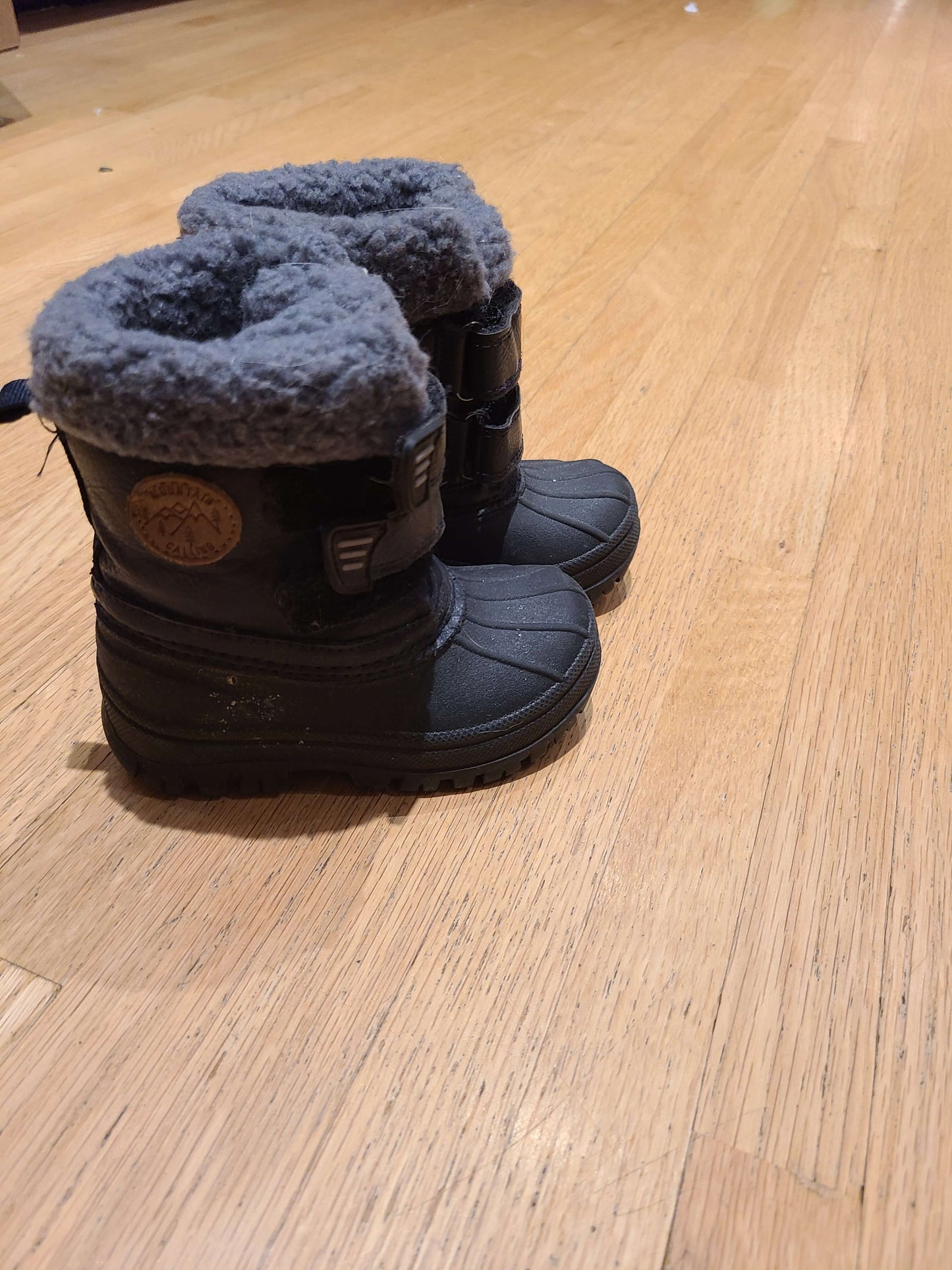 Joe fresh size 5 boots , Shoes 5 (Walkers:12-24 mth)