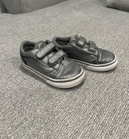 Size 7 Toddler sneaker, Shoes 7 (Walkers:12-24 mth)