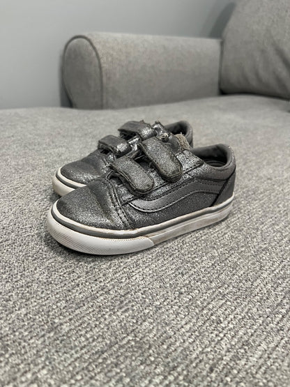 Size 7 Toddler sneaker, Shoes 7 (Walkers:12-24 mth)