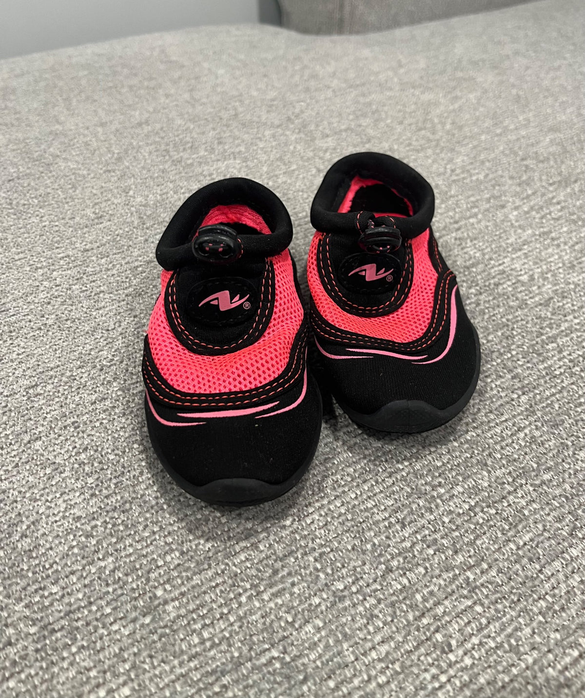 Size 5/6 Toddler water shoe , Shoes 5.5 (Walkers:12-24 mth)