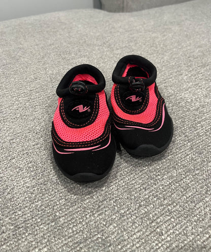 Size 5/6 Toddler water shoe , Shoes 5.5 (Walkers:12-24 mth)
