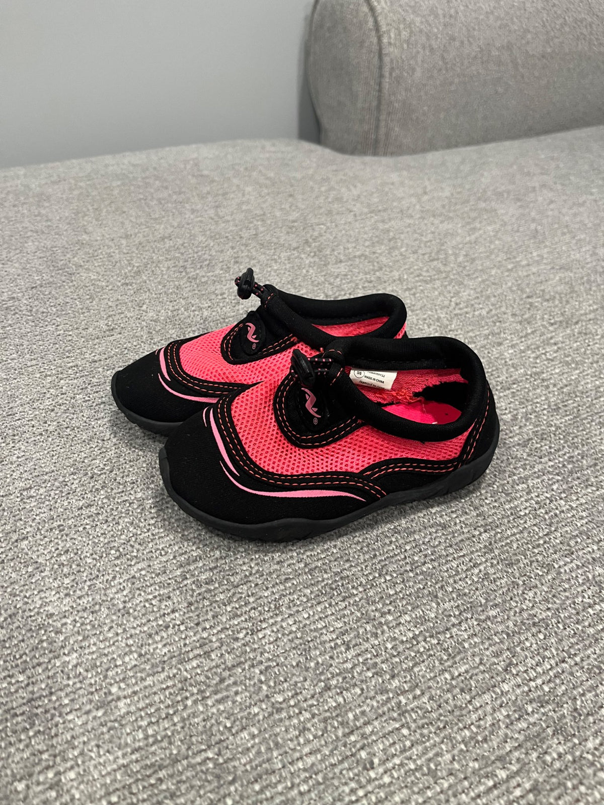 Size 5/6 Toddler water shoe , Shoes 5.5 (Walkers:12-24 mth)