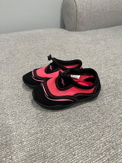 Size 5/6 Toddler water shoe , Shoes 5.5 (Walkers:12-24 mth)