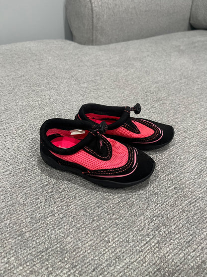 Size 5/6 Toddler water shoe , Shoes 5.5 (Walkers:12-24 mth)