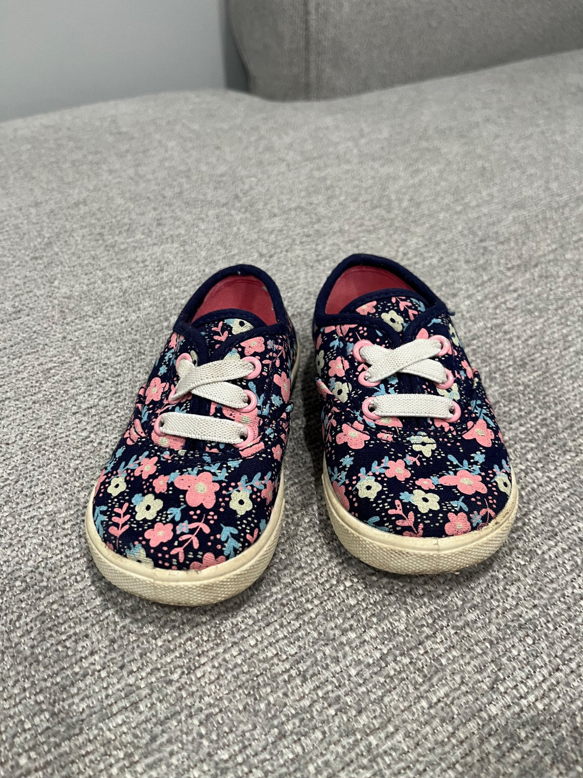 Size 6 toddler shoe, Shoes 6 (Walkers:12-24 mth)