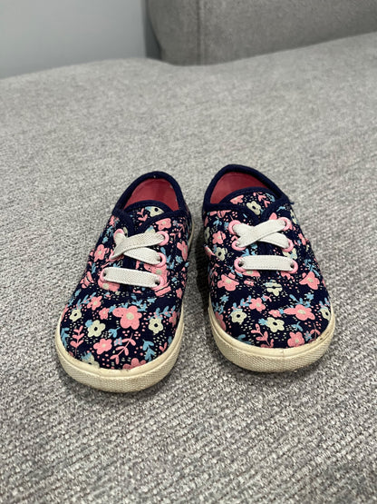 Size 6 toddler shoe, Shoes 6 (Walkers:12-24 mth)