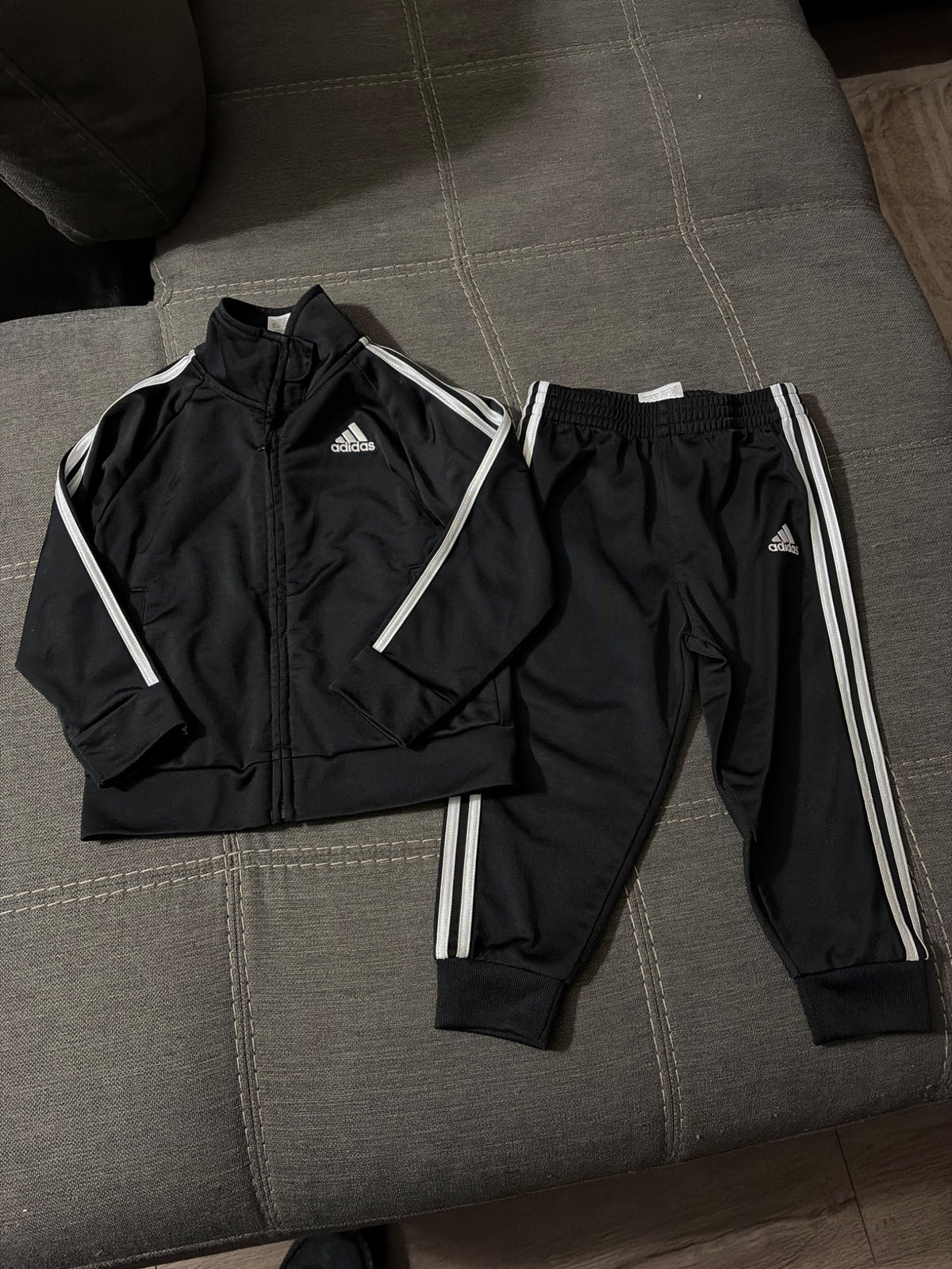 Adidas tracksuit size 24m, Kids 2T