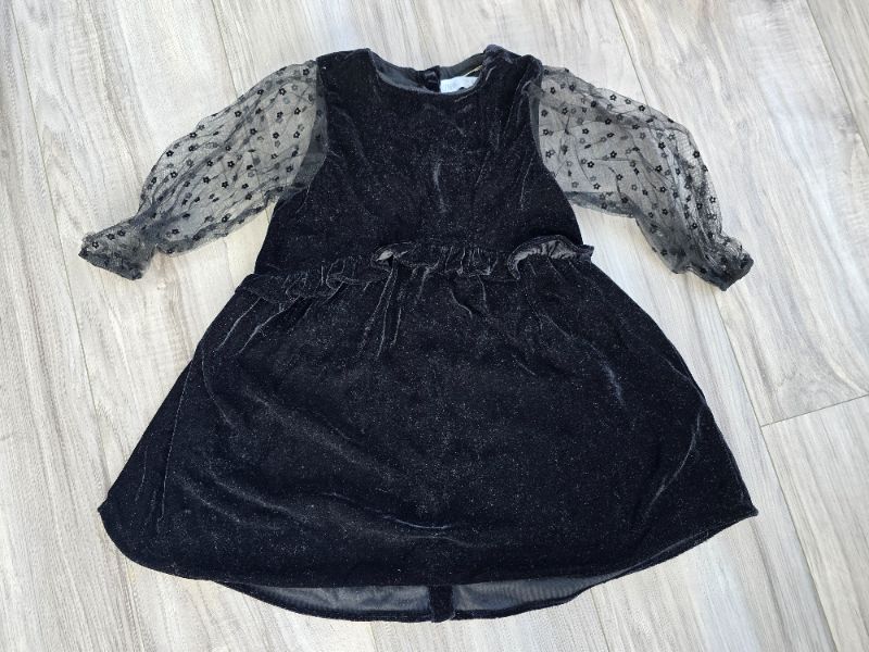 Used Zara long sleeve black velvet dress for girls size 2 to 3, Kids 2T